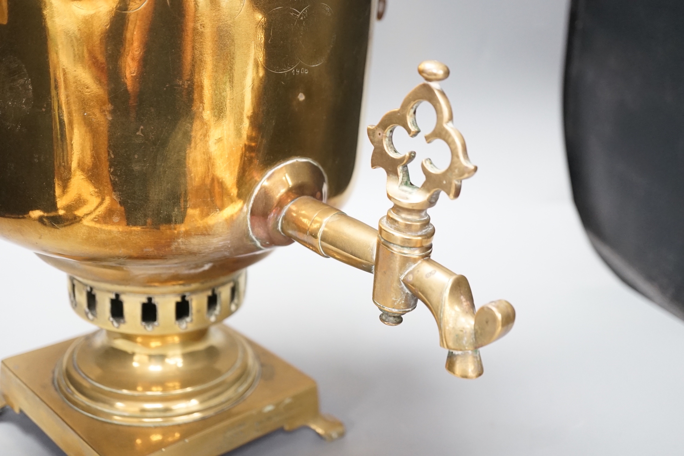 A Russian brass samovar, c.1900 (a.f.) 54cm